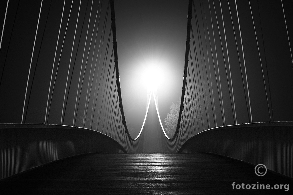svjetlo na kraju mosta