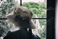 šešir u prozor…