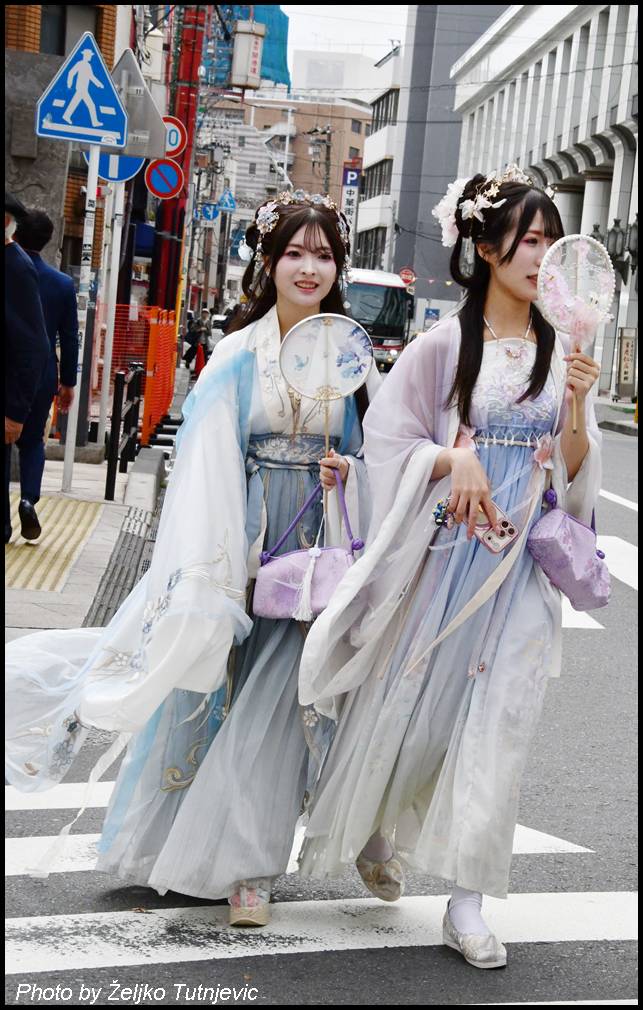 MLADE DAME SNIMIH U  CHINA TOWNU SRED YOKOHAME BY ŽT