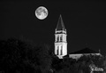 zvonik i mjesec